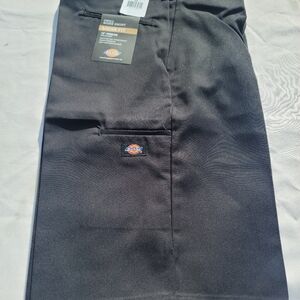 Dickies Loose Fit. Utility Shorts. Black. 13 Inch Inseam. Cell Pocket.